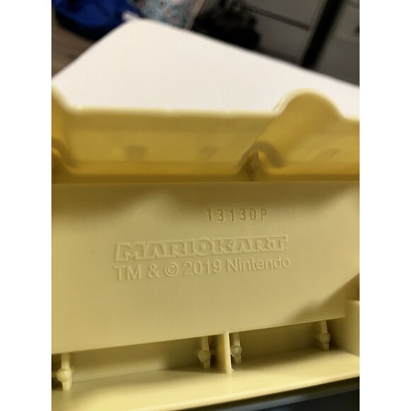 Hot Wheels Mario Kart Thwomp Ruins Track w/ Red Yoshi Car & Shy Guy Car - Picture 8 of 8